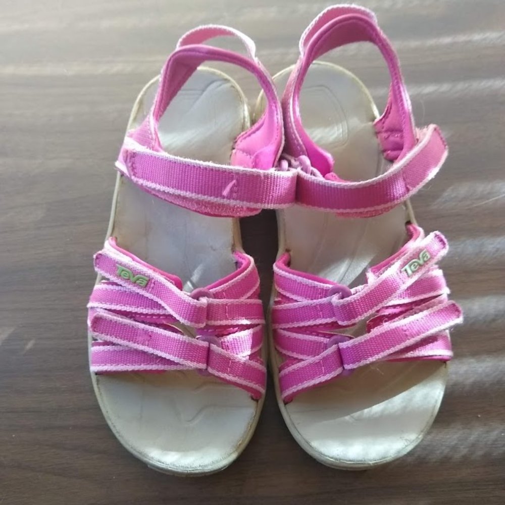 Teva pink Velcro strap sandals, little girls 12